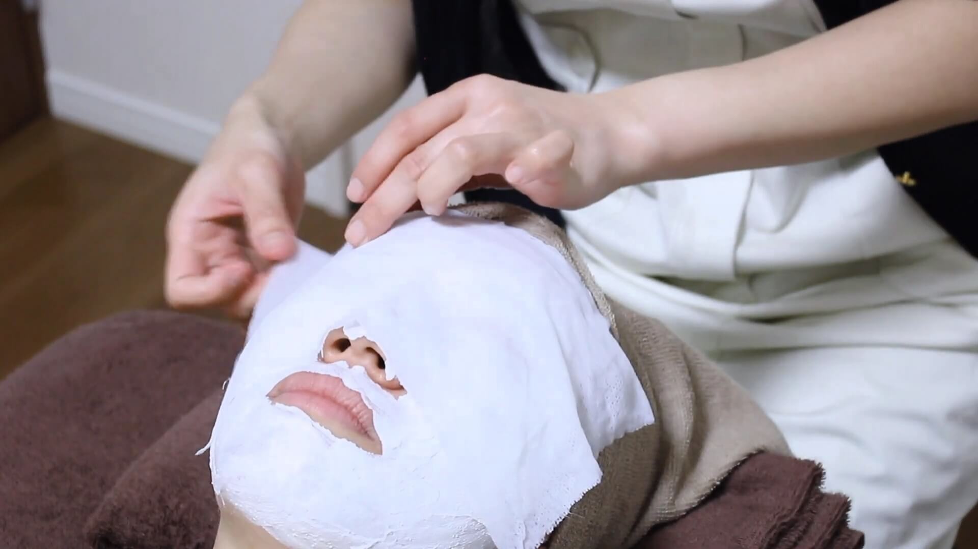 フェイシャルケアを受ける人