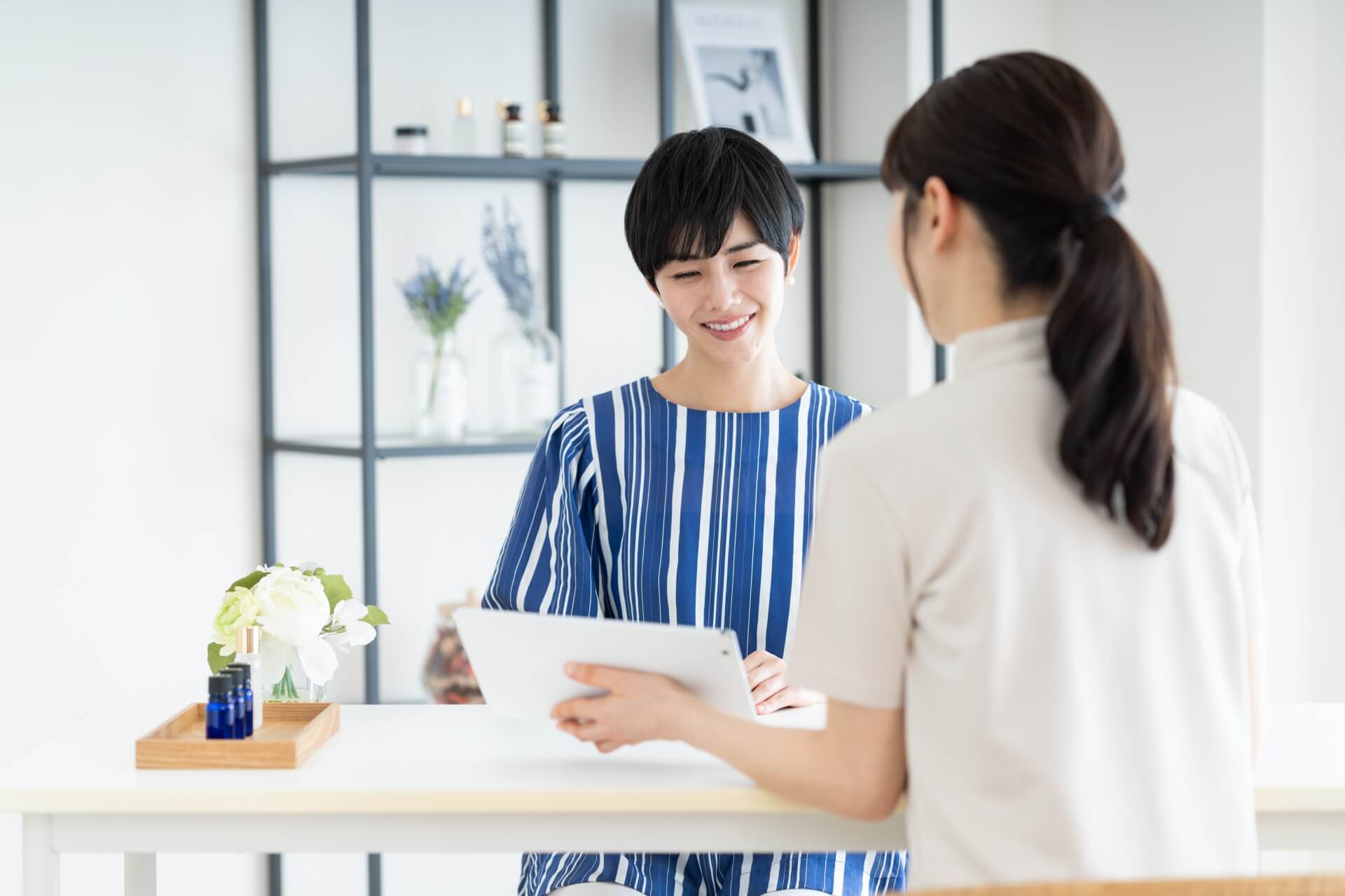 受付カウンターで話す二人